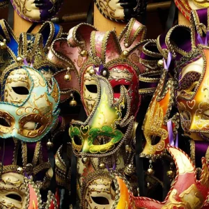 Villes d'art et leur touristification entre l'exode des habitants et la prolifération des boutiques de souvenirs