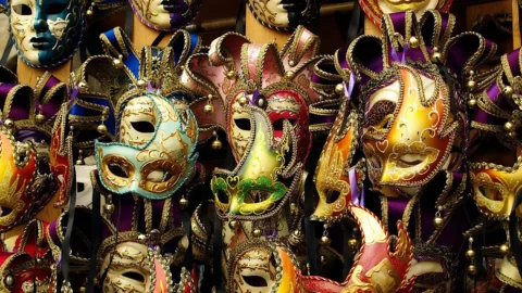 Le città d’arte e la loro turistificazione tra perdita di residenti e fioritura di negozi di souvenir