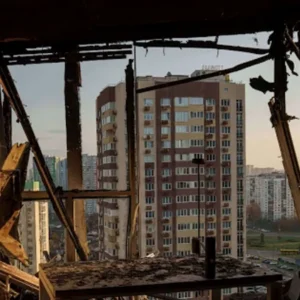 Ucraina, massiccio attacco russo su Kiev con droni e missili: città devastata, decine di feriti e 4 morti