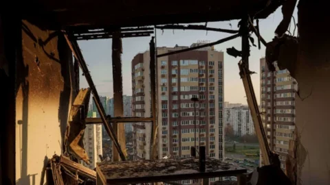 Ucraina, massiccio attacco russo su Kiev con droni e missili: città devastata, decine di feriti e 4 morti