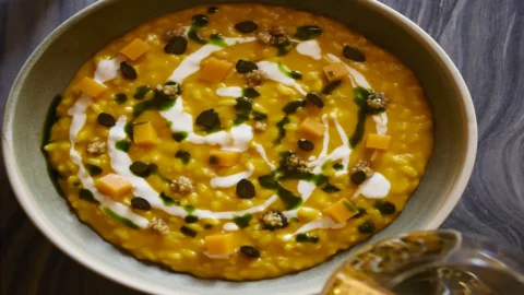 La ricetta del risotto alla zucca, senape in grani e fonduta di blu di capra, omaggio dello chef Francesco Sodano del ristorante Rana a Halloween