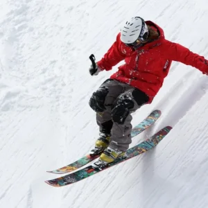Stagione sciistica 2025/26, casco obbligatorio per tutti: multe e ritiro skipass in caso di violazione