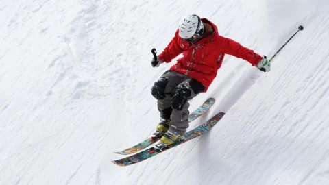 Stagione sciistica 2025/26, casco obbligatorio per tutti: multe e ritiro skipass in caso di violazione