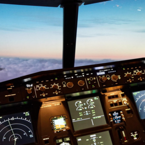 Airbus blocca 6mila aerei A320 nel mondo: il software cede alle radiazioni solari. Voli cancellati, ritardi e stop a catena