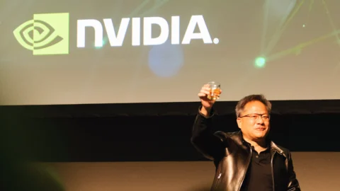 Nvidia batte le attese: la super trimestrale rassicura i mercati sulla bolla AI. Gli utili crescono del 65% anno su anno