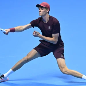 Jannik Sinner batte Alex De Minaur 7-5 6-2 alle Atp Finals 2025 e vola in finale