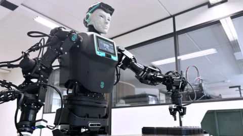 Stm, i robot umanoidi di Oversonic entrano nelle fabbriche dei semiconduttori