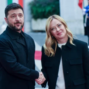 Zelensky da Meloni: “Fiducia in lei, contiamo sull’Italia”. Nuovo attacco di Trump alla Ue e al leader ucraino
