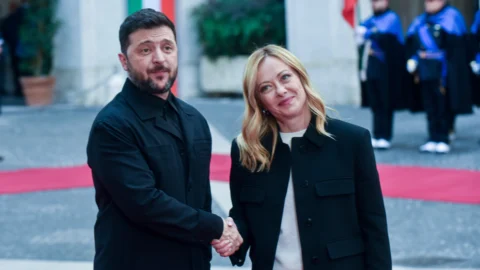 Zelensky da Meloni: “Fiducia in lei, contiamo sull’Italia”. Nuovo attacco di Trump alla Ue e al leader ucraino