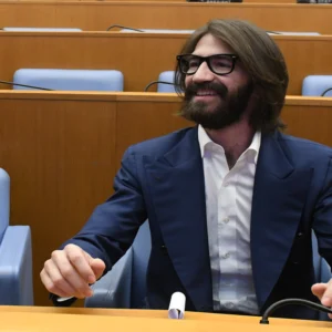 EssilorLuxottica, Del Vecchio jr studia un’offerta da 14 miliardi per acquisire le quote dei fratelli in Delfin