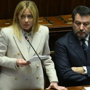 Meloni en la Cámara: "No enviaremos tropas a Ucrania". La suspensión de los activos rusos: "Una solución difícil".