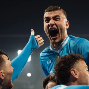 El Nápoles eliminó a la Juve de la lucha por el Scudetto (2-1) y volvió al liderato. Hoy, el Milán intentará ganar en Turín para recuperar el título.