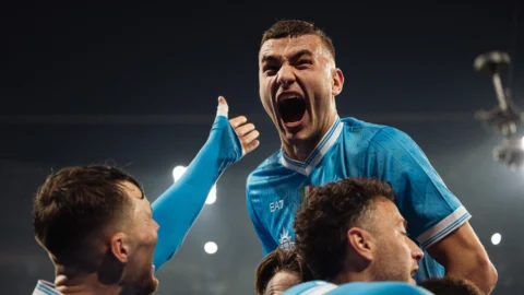 Il Napoli elimina la Juve dalla corsa scudetto (2 a 1) e ritorna in vetta. Oggi il Milan proverà a  vincere a Torino per riacciuffarlo