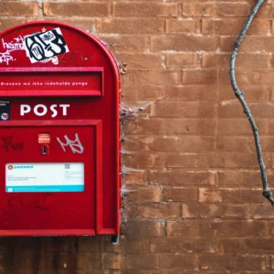 Il postino va in pensione: dal 2026 addio alle lettere in Danimarca. È l’inizio di una rivoluzione postale?