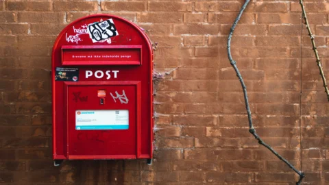 Il postino va in pensione: dal 2026 addio alle lettere in Danimarca. È l’inizio di una rivoluzione postale?