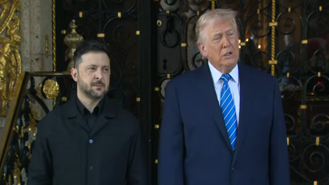 Trump-Zelensky a Davos: “La guerra deve finire”. Sui confini nessuna intesa, leader ucraino attacca l’Ue: “Senza forza unitaria resta bersaglio”