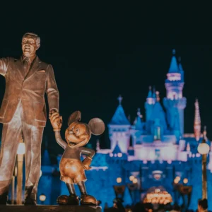Disney pasa página: D'Amaro es el nuevo CEO después de Bob Iger, con los parques y las finanzas en primer plano.