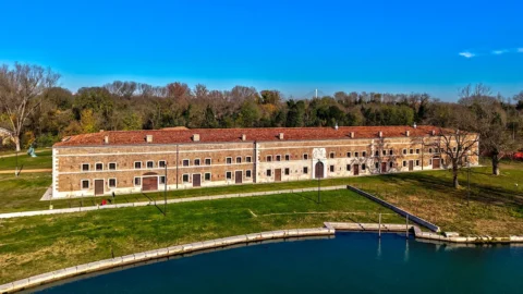 Apre la “Casermetta” di Forte Marghera (Venezia): da una struttura bellica rinasce un polo culturale nel segno dell’arte