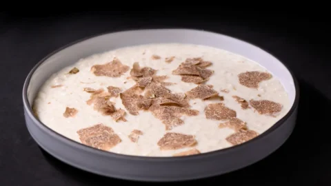 Resep risotto Truffle Putih Alba adalah protagonis dari dialog orisinal dengan fermentasi dan keasaman yang kontras yang diciptakan oleh koki berbasis tumbuhan, Luca Andrè. &nbsp;