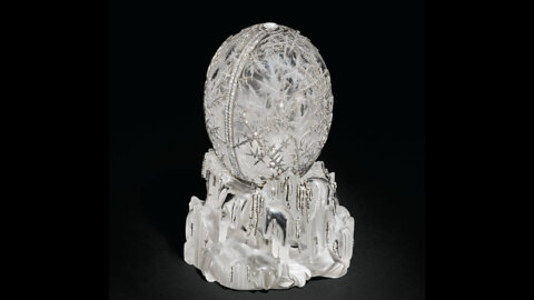 Fabergés winterliches Meisterwerk „Die Geschichte und die Geheimnisse des kaiserlichen Eis von 1913“ wird in London für über 22 Millionen Pfund verkauft.