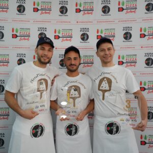 Kontes Pizza Vera 2025: Pasquale Visone, seorang warga Napoli yang memiliki asal usul Venesia karena adopsi, menonjol di antara seribu pesaing dari seluruh dunia.