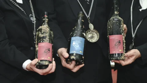 Nuovi vini del mare: Ammore e Voce e’ notte della cantina Carputo affinati nelle acque del Castel dell’Ovo a Napoli