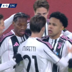 La Juventus aplastó al Cremonese con una goleada por 5-0 y empató con Roma y Napoli en el tercer puesto.