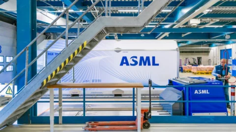 Asml chiude un 2025 record: ordini boom grazie all’IA, ma arrivano 1.700 tagli