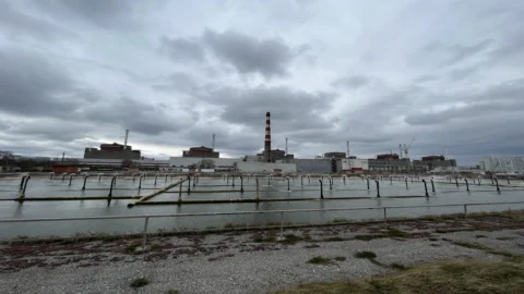 Ucraina, droni su Zaporizhzhia: paura attorno alla centrale nucleare più grande d’Europa