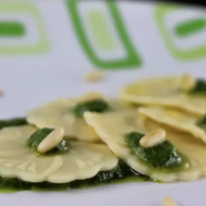 Croxetti bercetak, pasta berbentuk medali bersejarah dari Liguria, yang di atasnya keluarga bangsawan mengukir lambang keluarga mereka.