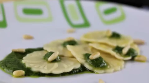 Croxetti bercetak, pasta berbentuk medali bersejarah dari Liguria, yang di atasnya keluarga bangsawan mengukir lambang keluarga mereka.
