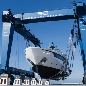 Nautica faz oferta de aquisição parcial da Ferretti: KKCG almeja 29,9% e desafia Weichai na renovação do conselho.
