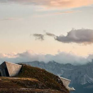 Museum Gunung Messner (MMM) dan Reinhold Messner: sejarah dan enam lokasinya. Kesempatan unik untuk menjelajahi Dolomit.