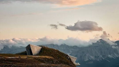 Das Messner Mountain Museum (MMM) und Reinhold Messner: Geschichte und seine sechs Standorte. Eine einzigartige Gelegenheit, die Dolomiten zu entdecken.