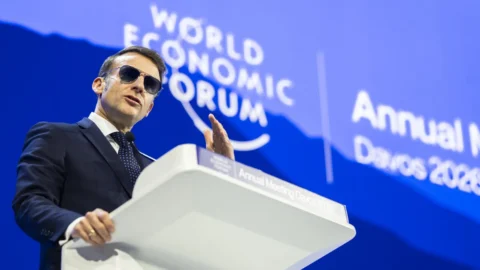 Gli occhiali di Macron scatenano un rally in Borsa: iVision Tech vola, sospensioni a raffica. Non è il primo “effetto celebrità”