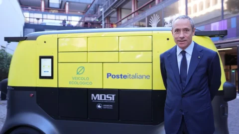 Poste Italiane presenta BOXi: il postino-robot elettrico e autonomo per la consegna urbana