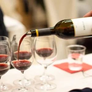 Vino italiano: export e consumi in calo, il futuro è diversificazione e prodotti premium. Report Mediobanca