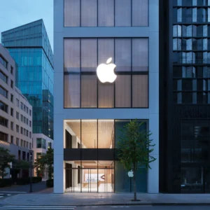 Apple, trimestre sopra le attese grazie all’iPhone. Ma sull’IA gli investitori non sono convinti