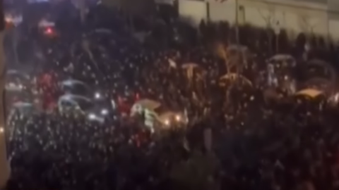 Iran, strage nelle piazze: fino a 12mila morti. Trump promette aiuti alla protesta, l’ira di Mosca