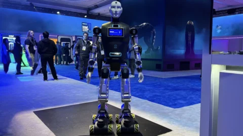 Ces 2026: debutta RoBee di Oversonic Robotics, il robot umanoide cognitivo che lavora in fabbrica e in ospedale