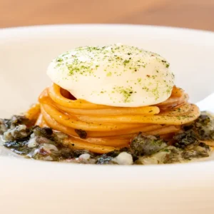Resep Spageti dengan Udang Mantis, Rumput Laut, Lemak Babi, dan Keju Pecorino karya Chef Lorenzo Neri: ketika pedalaman Tuscany bertemu dengan perairan laut pesisir Maremma.