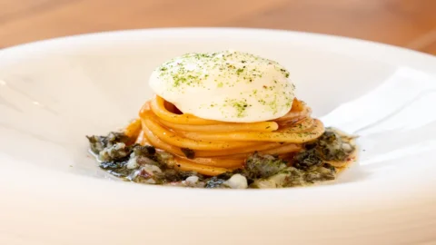 Resep Spageti dengan Udang Mantis, Rumput Laut, Lemak Babi, dan Keju Pecorino karya Chef Lorenzo Neri: ketika pedalaman Tuscany bertemu dengan perairan laut pesisir Maremma.