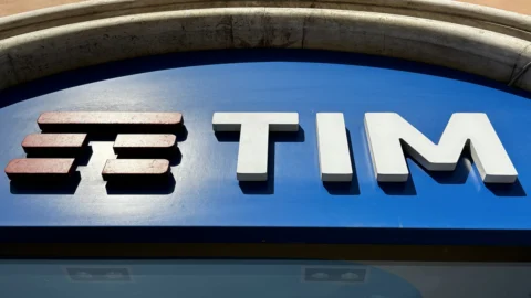 Poste Italiane alla conquista di Tim: opas da 10,8 miliardi per il 100% del gruppo di tlc. Obiettivo delisting