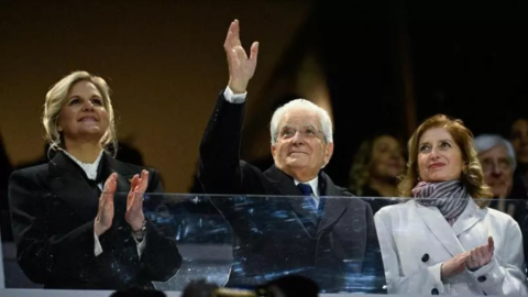 Olimpiadi, emozionante cerimonia d’apertura che esalta lo sport e l’Italia: il tranviere Valentino Rossi accompagna il Presidente Mattarella