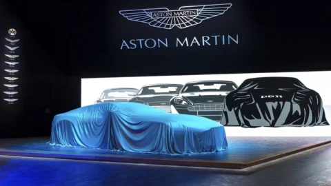 Aston Martin in rosso nel 2025: perdita a 493 milioni, ricavi giù del 21% e taglio del 20% della forza lavoro