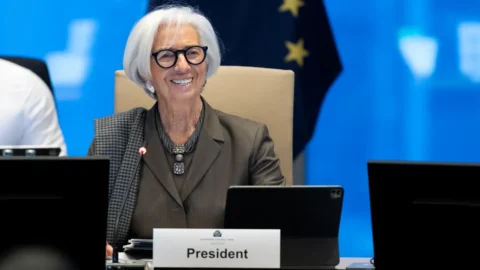 Bce, Lagarde smentisce le dimissioni anticipate: “Resto fino alla fine del mandato”