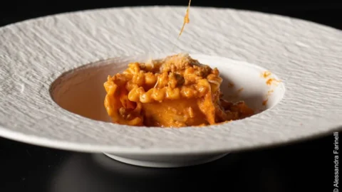 La ricetta della lasagna napoletana che rispecchia l’irregolatezza del Martedì Grasso in una versione stellata, speed e leggera, di Peppe Guida
