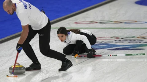 Curling, dal ghiaccio scozzese alle Olimpiadi di Milano‑Cortina 2026: evoluzione e successo di una disciplina sportiva che acquista popolarità