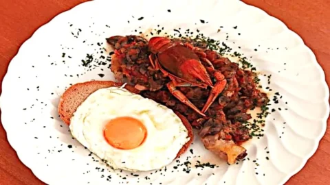 Cocconato merayakan Ayam Marengo yang mengukuhkan kemenangan Napoleon atas tentara Austria, resep yang dipopulerkan di seluruh Prancis oleh Escoffier.