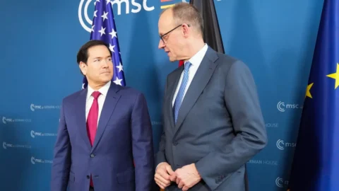 Monaco, Rubio risponde a Merz e cerca di ricucire: “Vogliamo un’Europa forte, i nostri destini legati”. Il Cancelliere: “Frattura tra Usa e Ue”